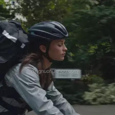 **05后女生跑外卖独自支撑家庭：坚韧与成长的青春篇章**